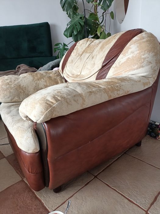 Продам комплект (розкладний диван з ортопедичним матрасом) та 2 крісла