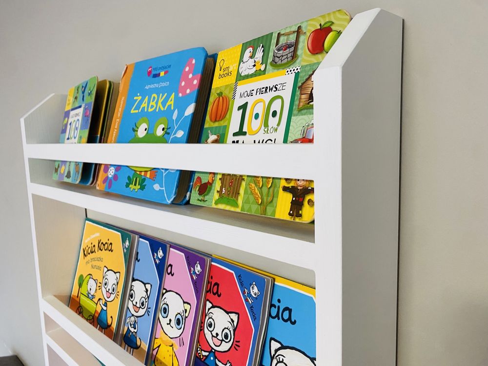 Biblioteczka drewniana do pokoiku dziecięcego