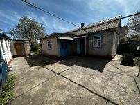 Продам будинок з великою ділянкою.  Центр Підгороднього.