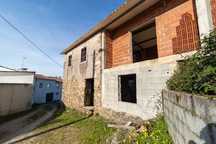 Moradia em ruinas com projeto aprovado