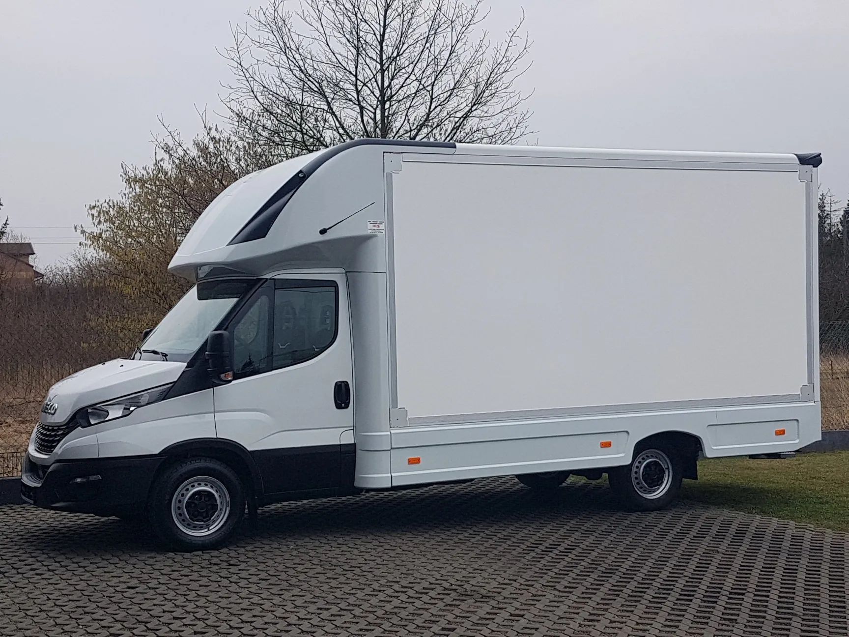 Iveco DAILY KONTENER NISKOPODŁOGOWY 4,43x2,23x2,42 SKLEP BAR FOODTRUCK KAMPER KLIMA  Kontener Niskopodłogowy 4,43x2,23x2,42 Sklep Kamper Foodtruck Bar AC