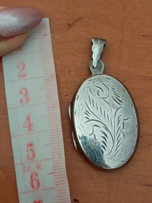 Duży otwierany srebrny sekretnik