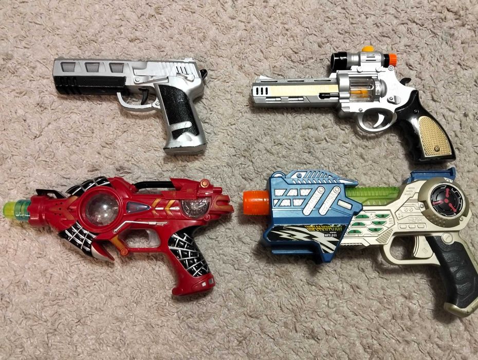 Зброя, лазерний пістолет, На батарейках, є світлові та звукові ефекти