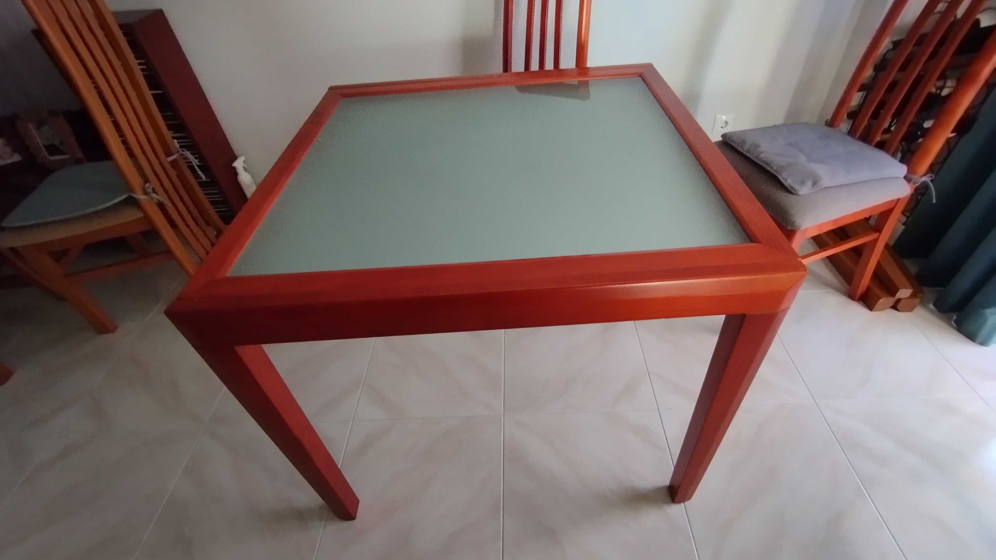 Mesa de sala extensível e 4 cadeiras