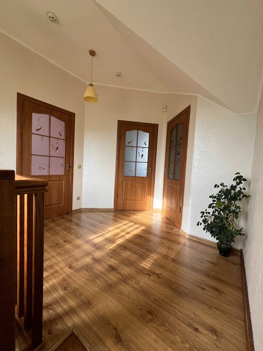 Продаж двоповерхового будинку з сауною напроти лісу.