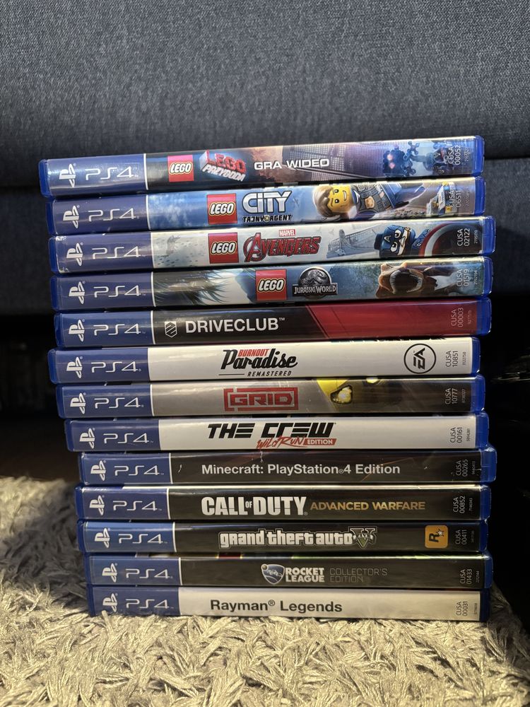 Konsola ps4 z grami, kablami i padami