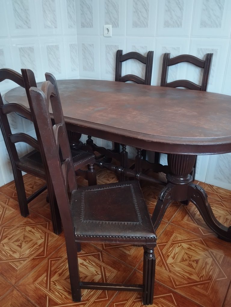 Mesa de madeira maciça com 4 cadeiras