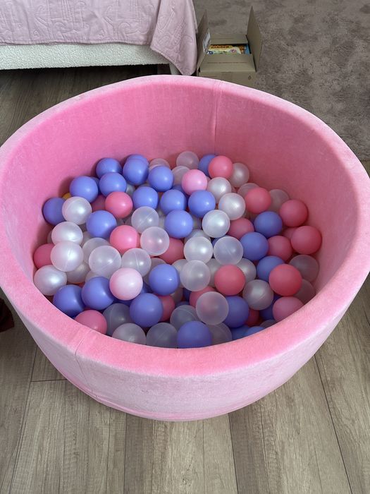 Дитячий басейн з кульками