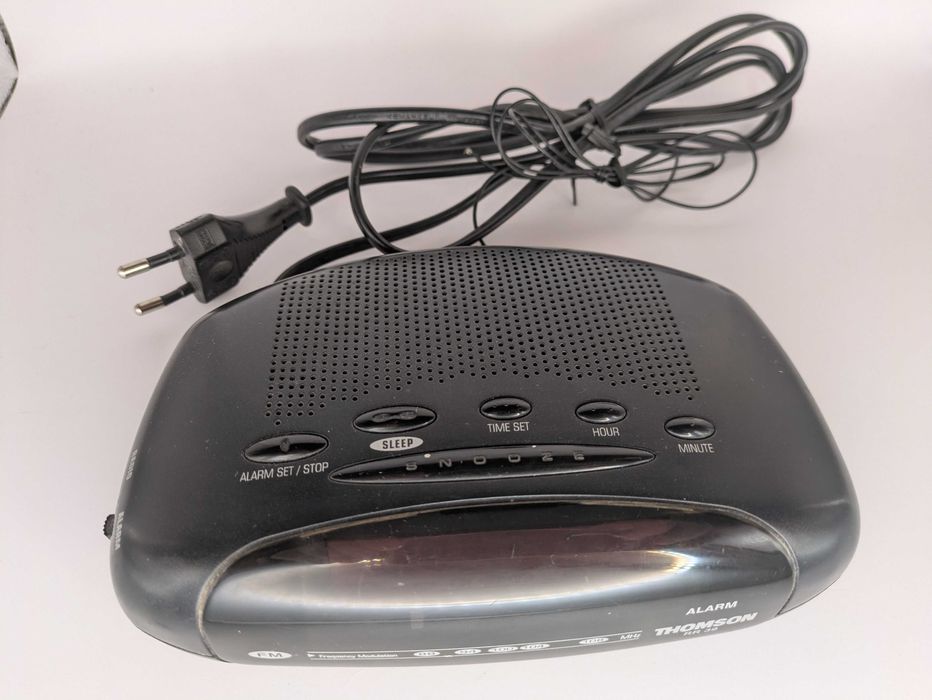 Radiobudzik THOMSON RR39 – sprawny, klasyczny model FM z alarmem