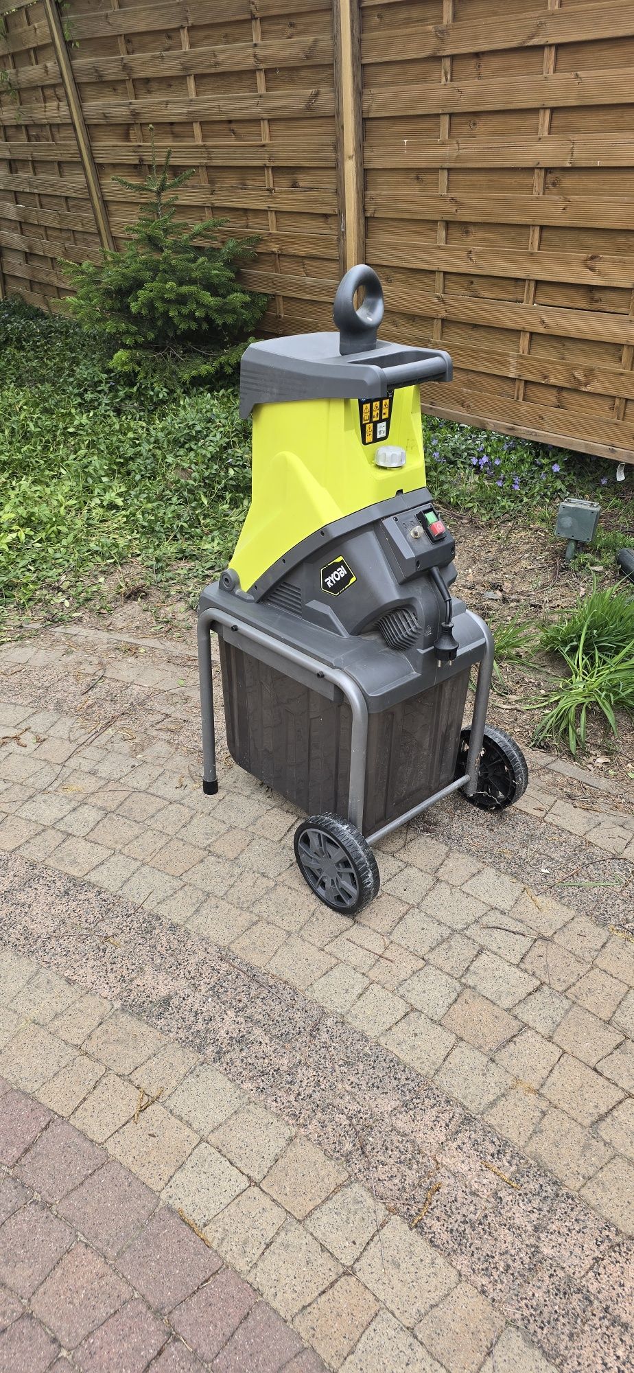 Rozdrabniacz do gałęzi Ryobi