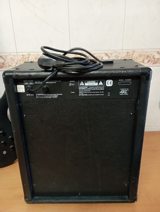 Vendo baixo Cort C4H , mais amplificador de baixo , tudo impecável