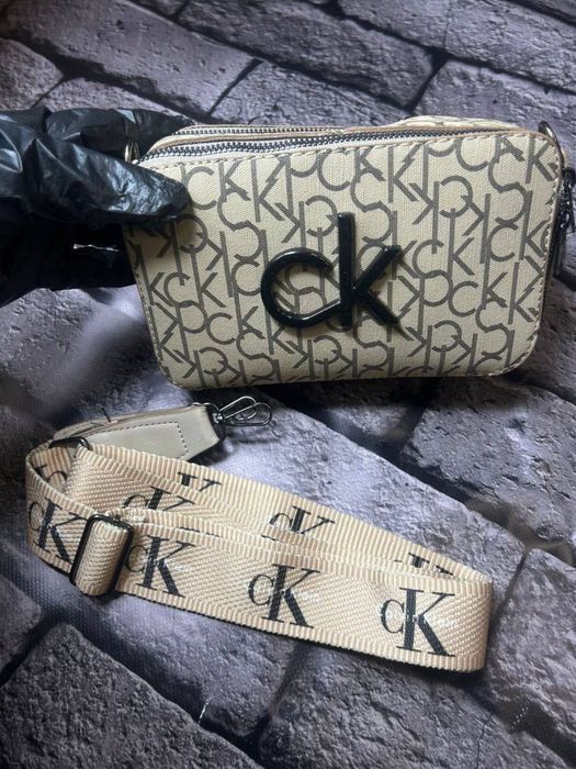 БРЕНДОВЫЙ КЛАТЧ Женская сумка кельвин кляйн бежевого цвета ремешок хит