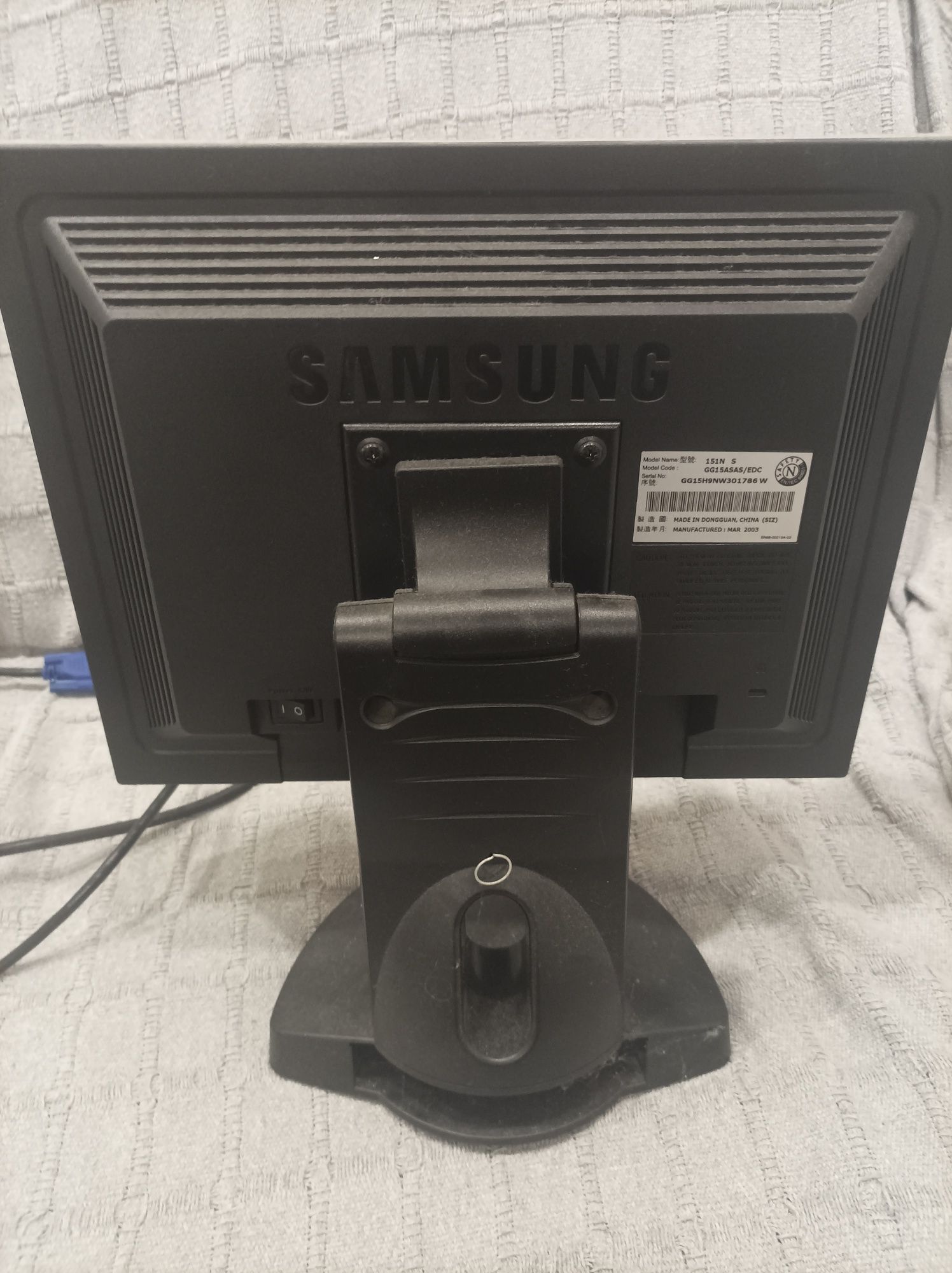 Monitor Samsung SyncMaster 151N
 corpo: Amieiro
 Pescoço aparafusado e