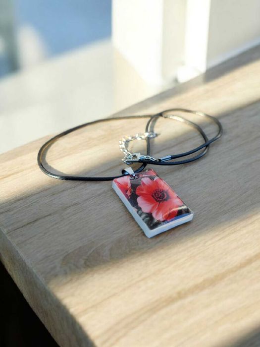 Wisiorek z żywicy z czerwonym kwiatem