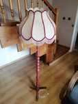 Lampa stojąca, drewniana z abażurem