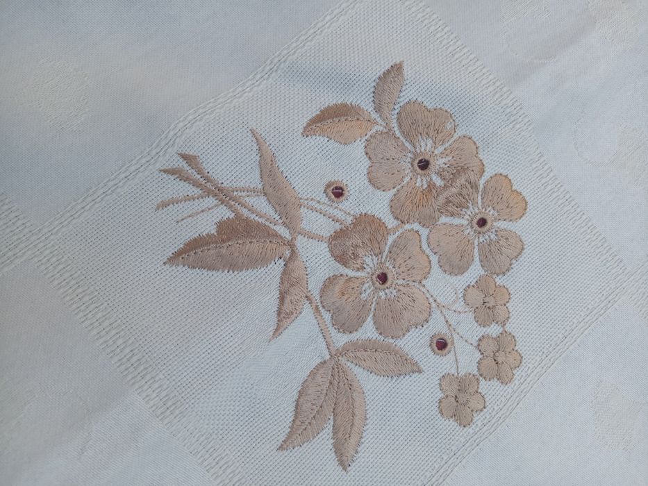 Toalha de mesa com croché