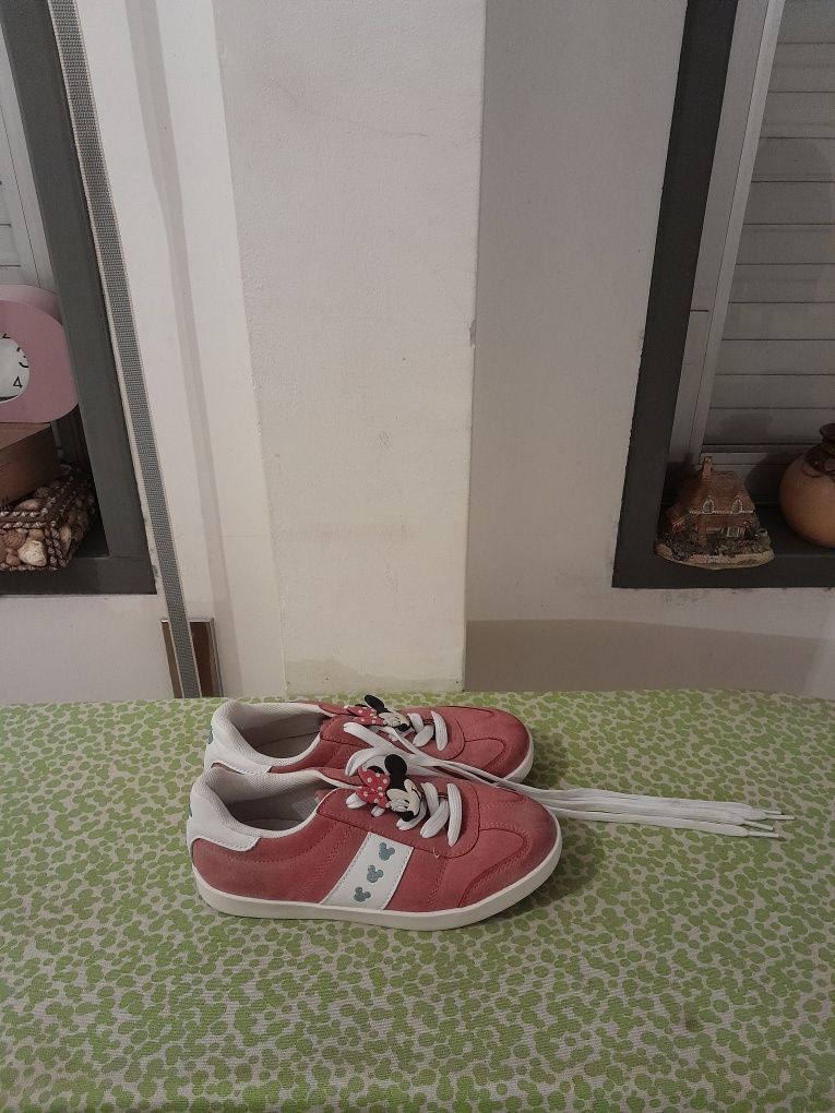 Vendo Sapatilhas de Criança muito bonitas como novas