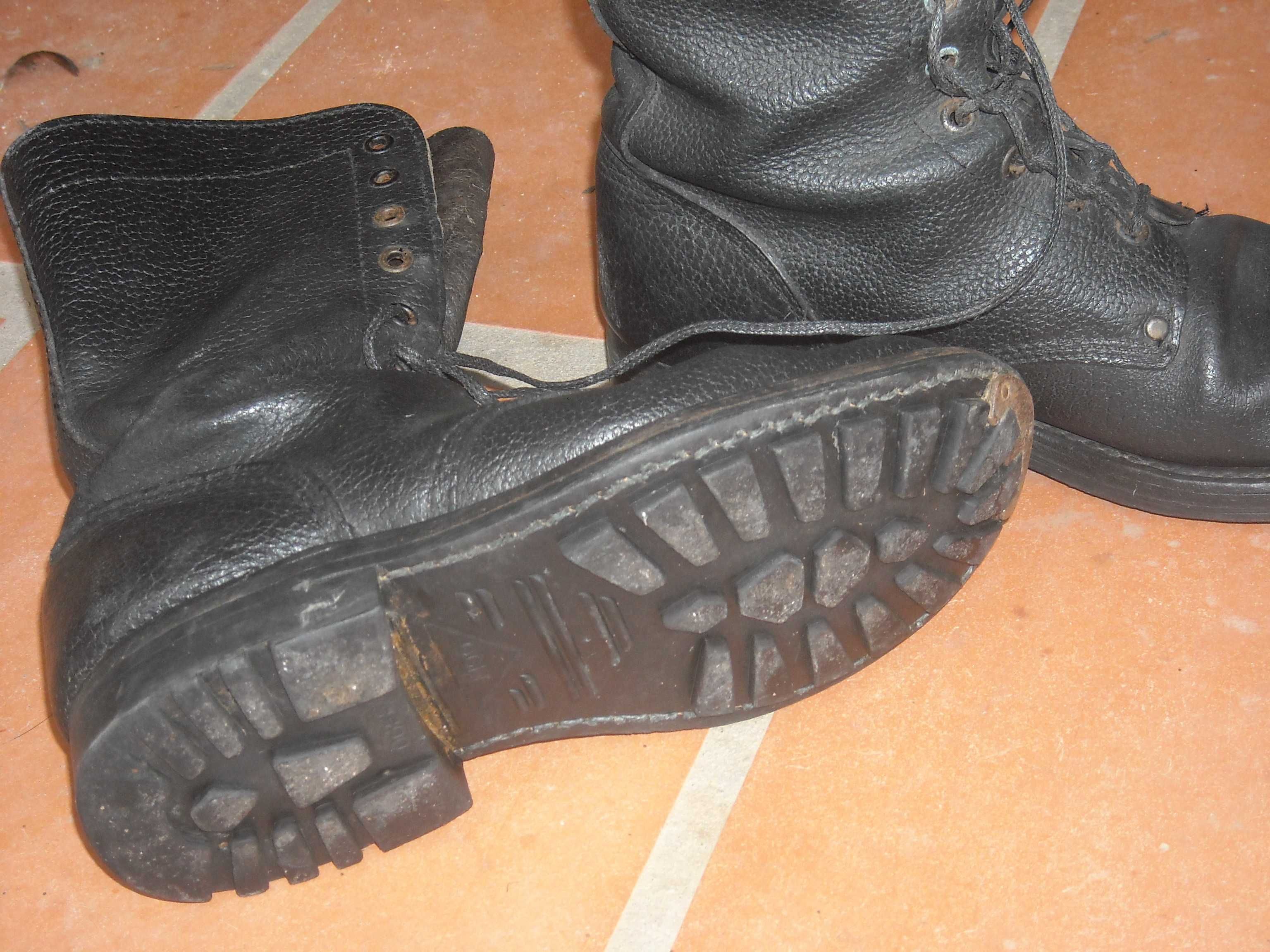 Botas da tropa antigas com pouco uso