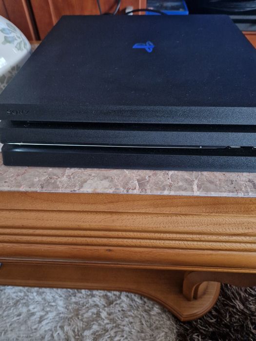 Ps4 pro 1tb com comando e cabos