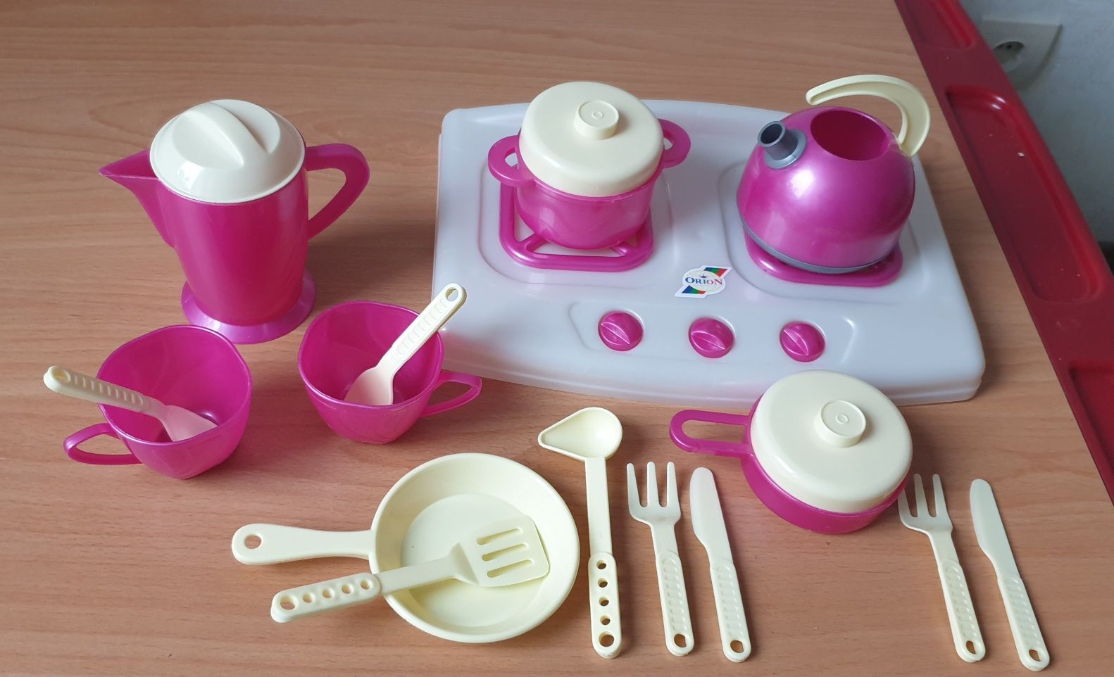 Красивый розовый набор посуды с печкой, чайником