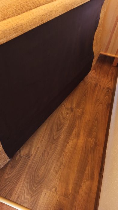 Wersalka na nóżkach.