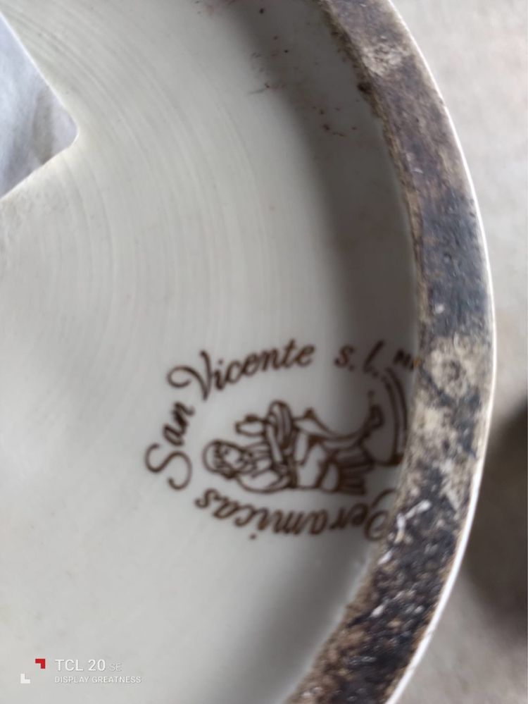 Jarra e caixa tipo guarda-jóias em porcelana decorada com flores