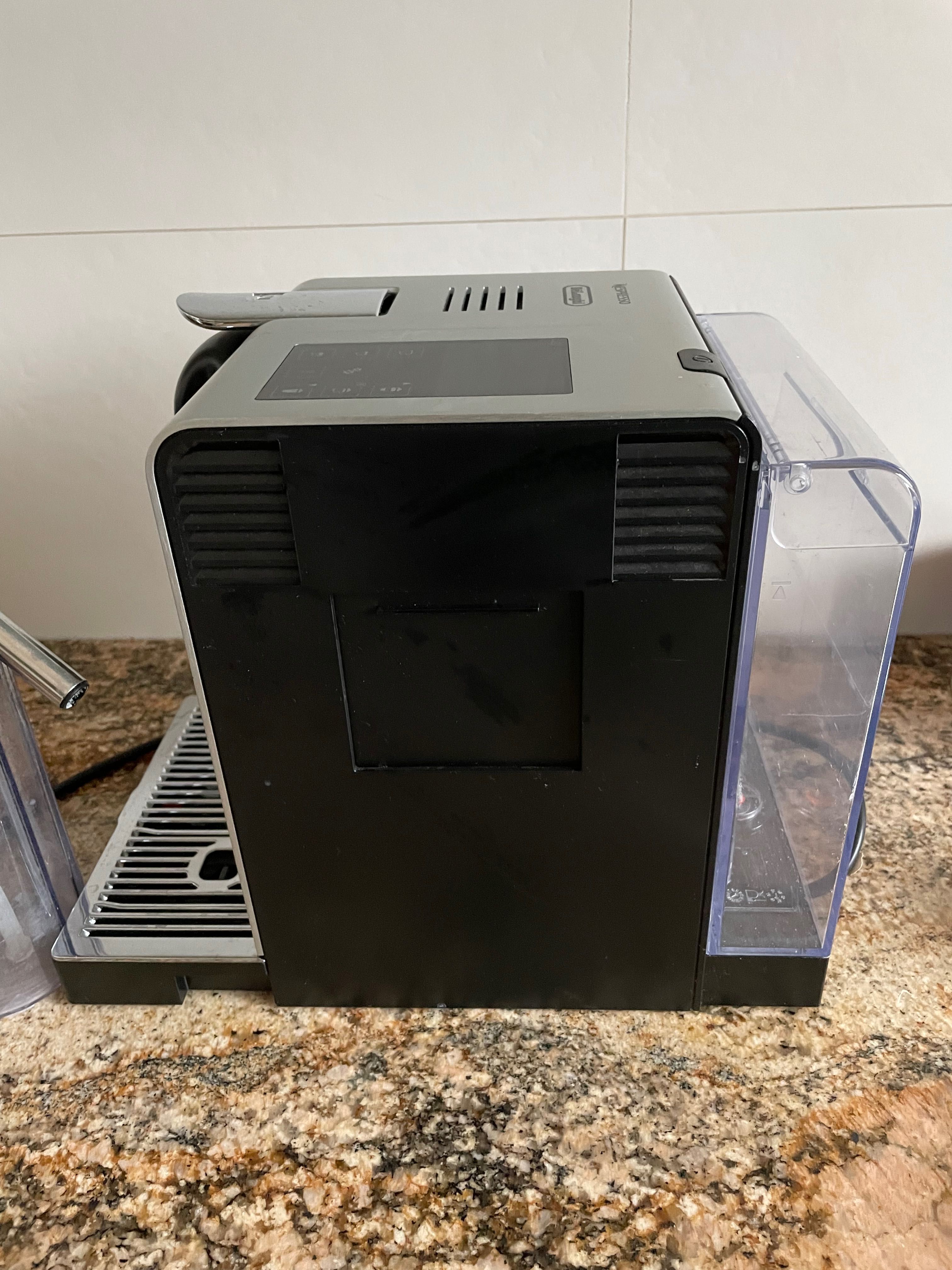 Ekspress do kawy Nespresso Delonghi