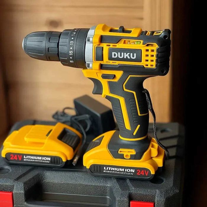 Ударний шуруповерт з набором слюсарних інструментів у валізі