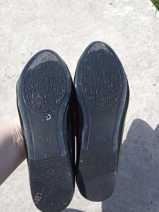 Продам лакові балетки у ідеальному стані.