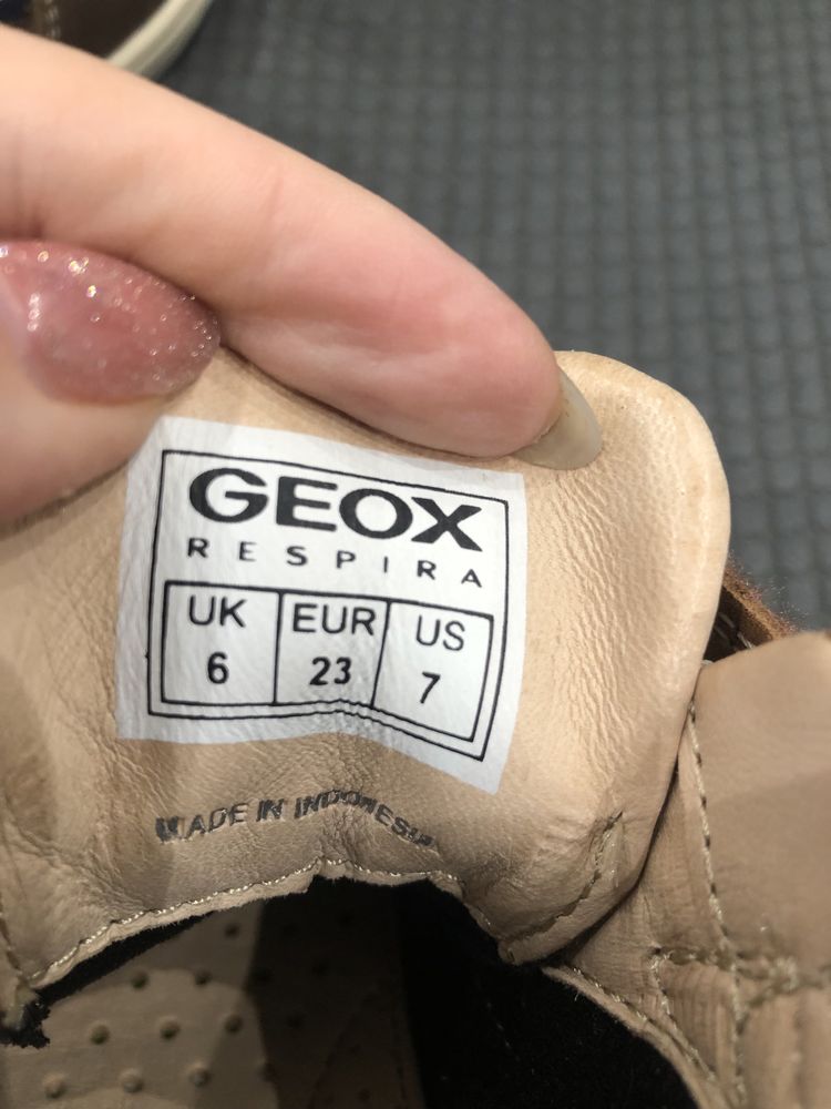 Продам ботинки демисезонные GEOX 23 размера( стелька 14.2 см.).