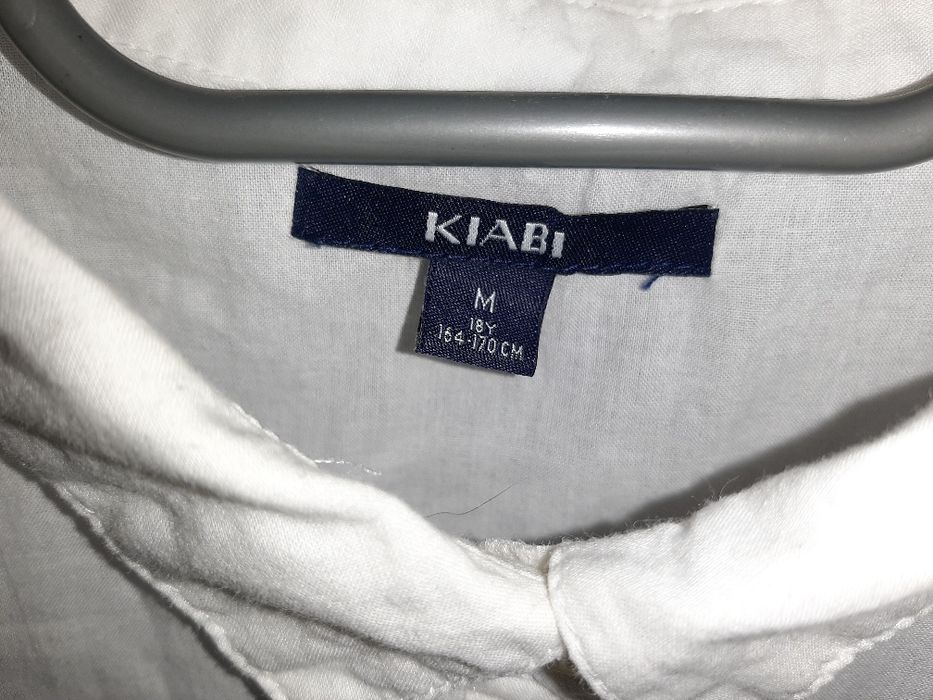 camisa branca ombros à mostra