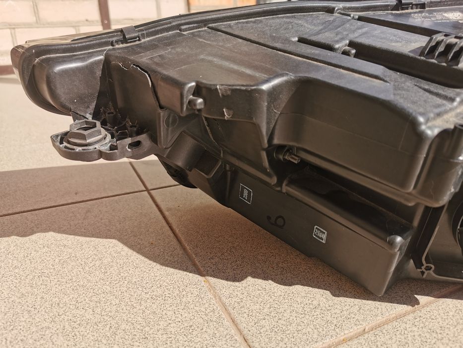 Продаю праву фару Audi E-tron