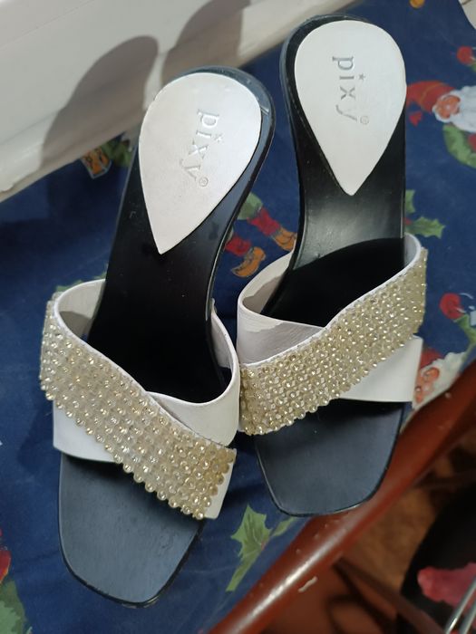 Босоніжки на високих підборах