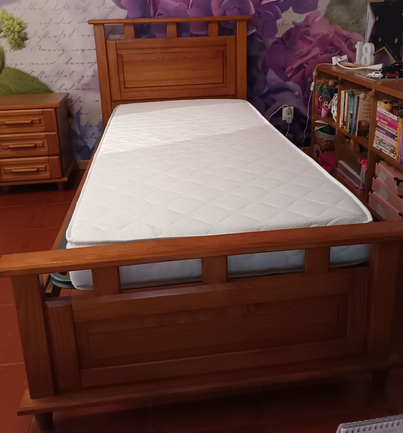 Cama e Mesa de Cabeceira