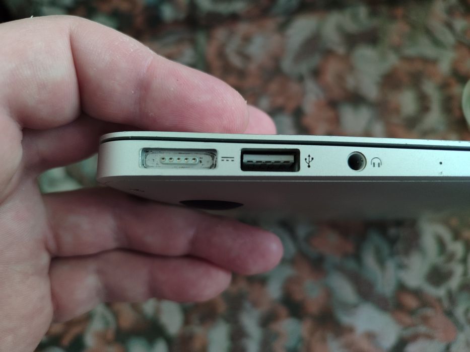 Macbook Air (A1466) 2017 как новый