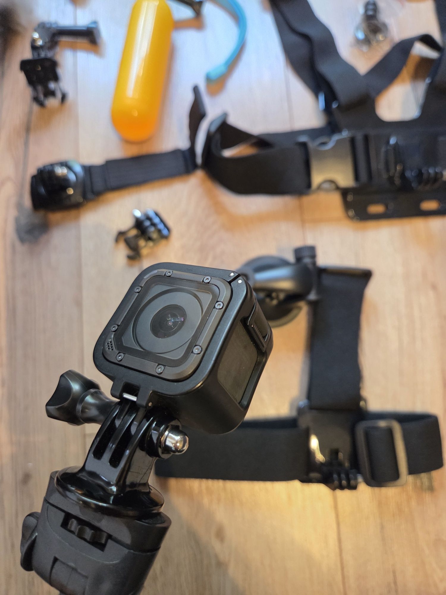 Go pro session 4  kamera plus akcesoria widoczne na zdjęciu
