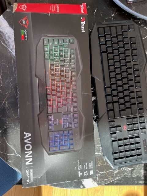 Teclado gaming AVONN com teclas iluminadas GXT 830RW com embalagem