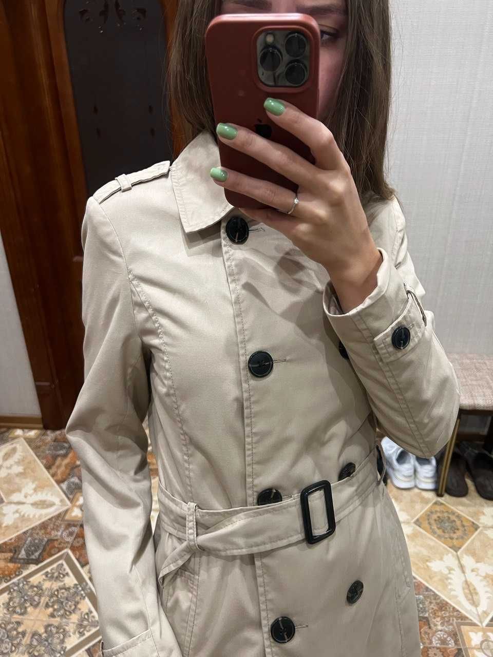 Тренч бежевого кольору