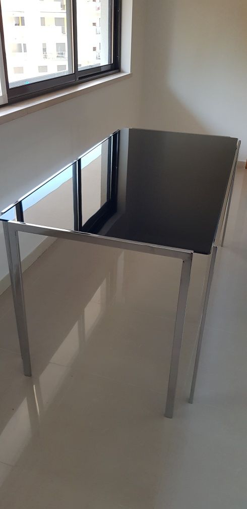 Mesa com tampo em vidro