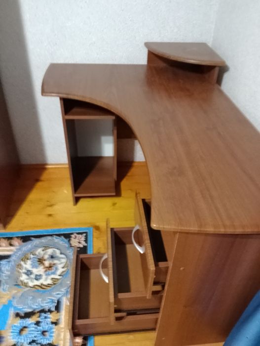 Комп'ютерний стіл