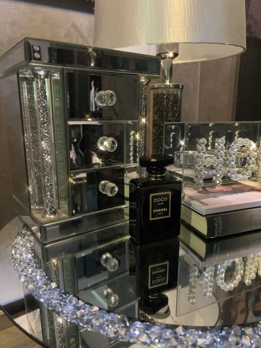 Stolik, lampa i szkatułka