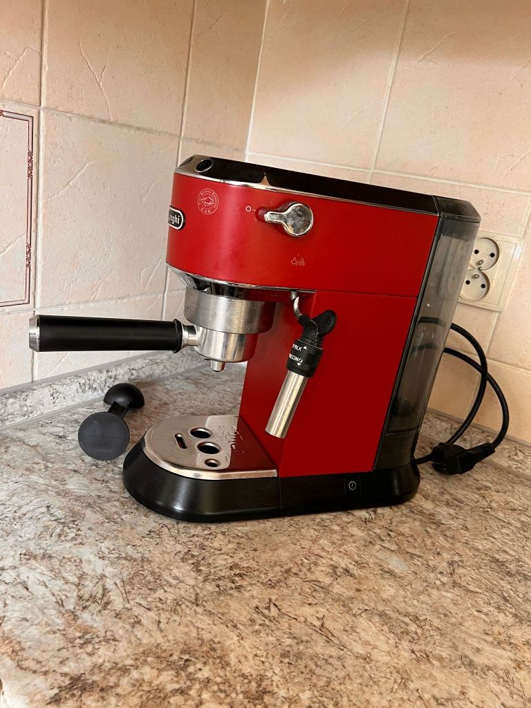 Ekspres do kawy kolbowy Delonghi że spieniaczem