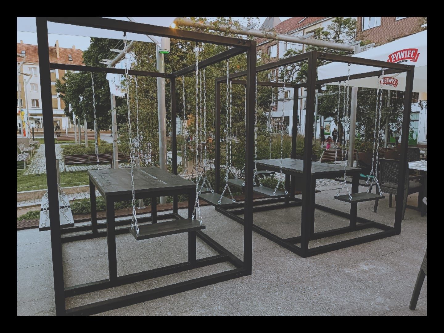 Huśtawka 6 os. metalowa drewniana do restauracji na taras stół piknik