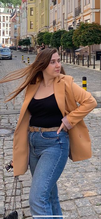 Бежевий піджак подовжений