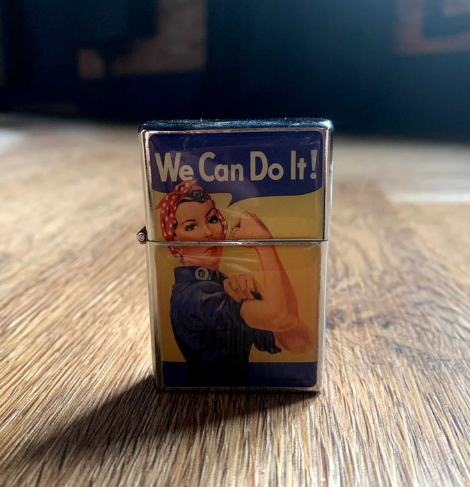 Zapalniczka benzynowa kolekcjonerska gadżet pin up girl 'we can do it'