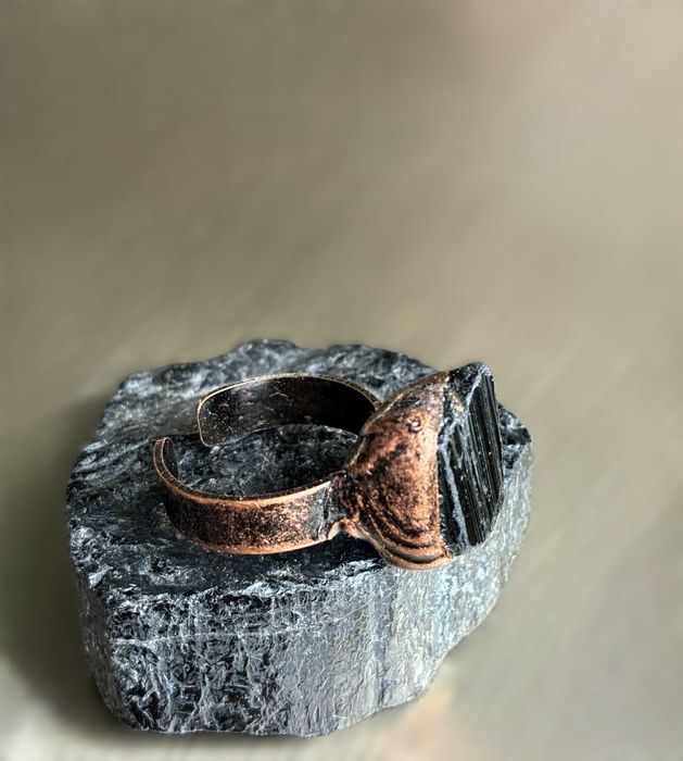 Czarny turmalin pierścionek regulowany – w miedzianej oprawie