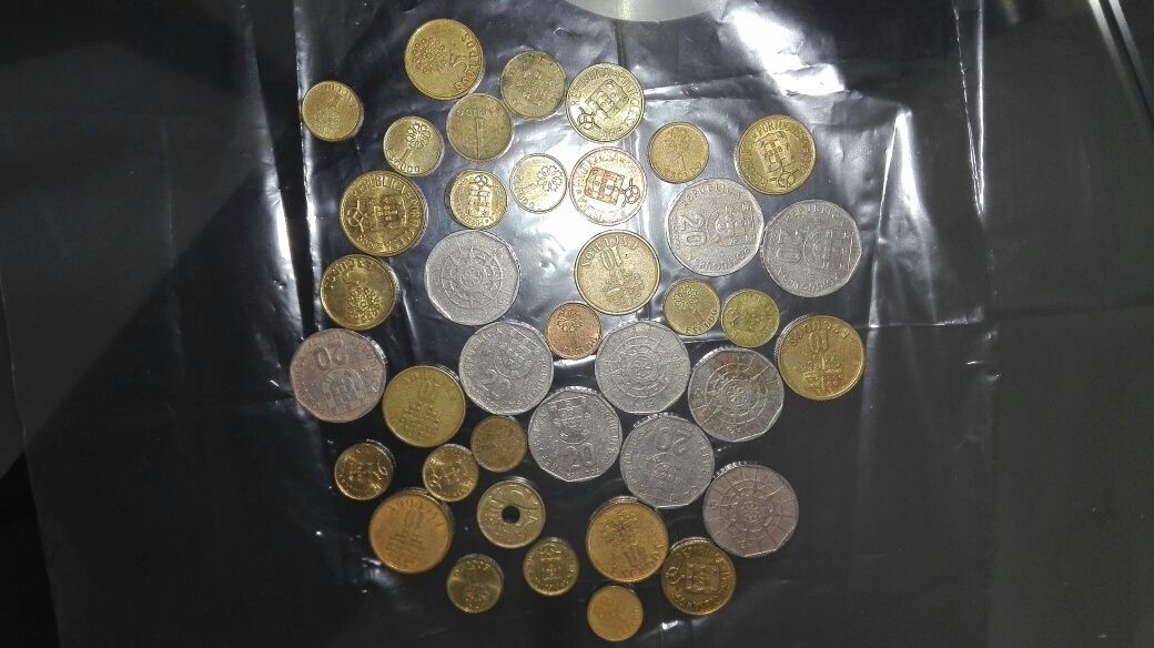 Moedas 25 escudos, 1 escudo, 50 centavos