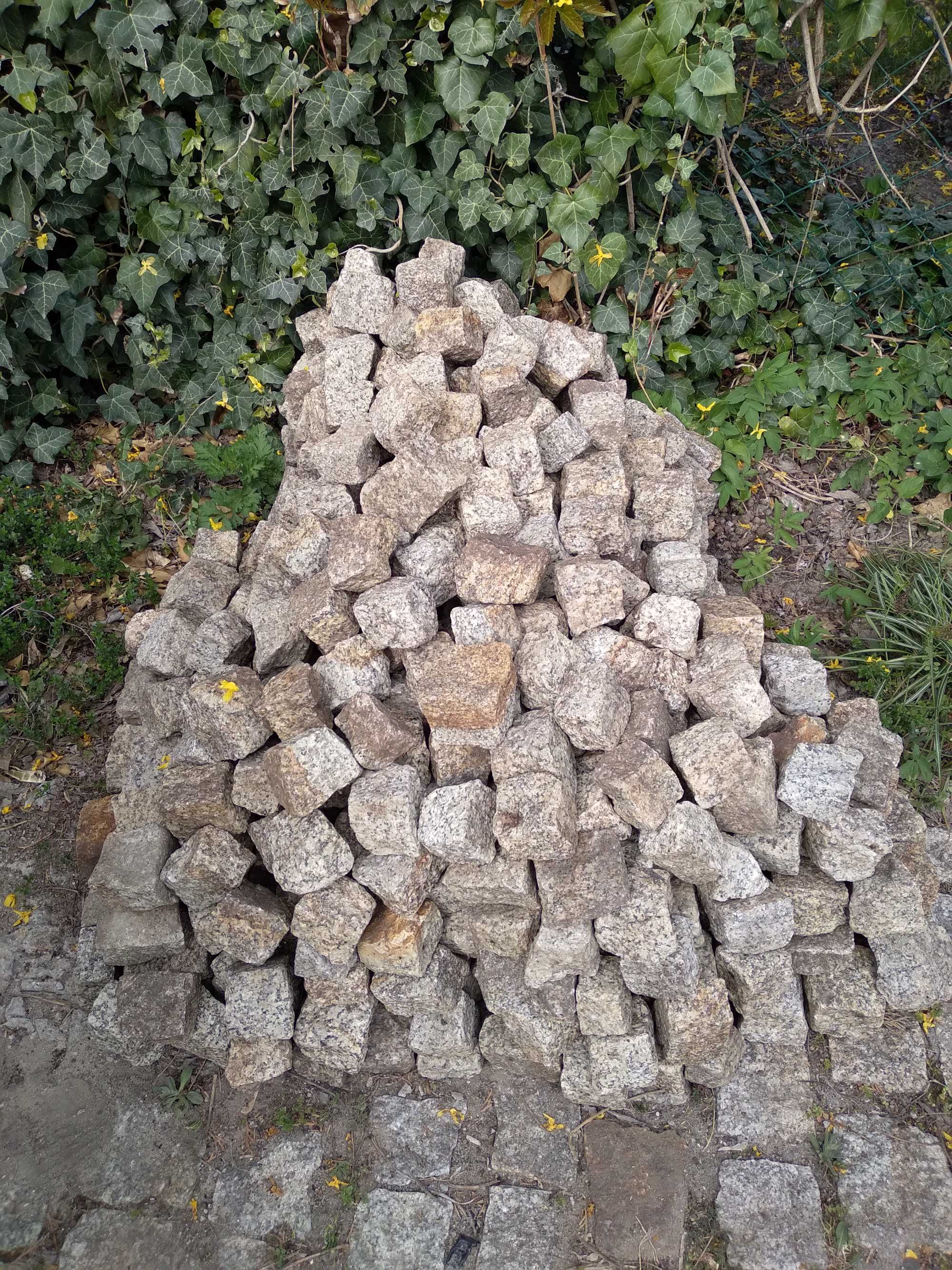 Kostka granitowa nieregularna łupana
