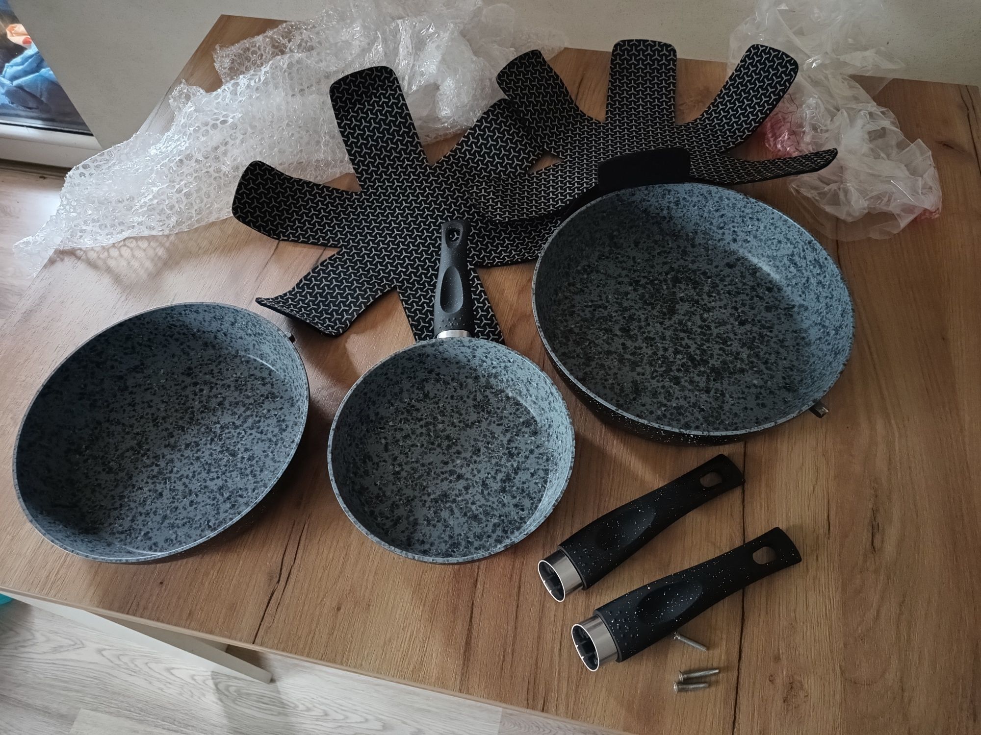 Zestaw trzech patelni nowe