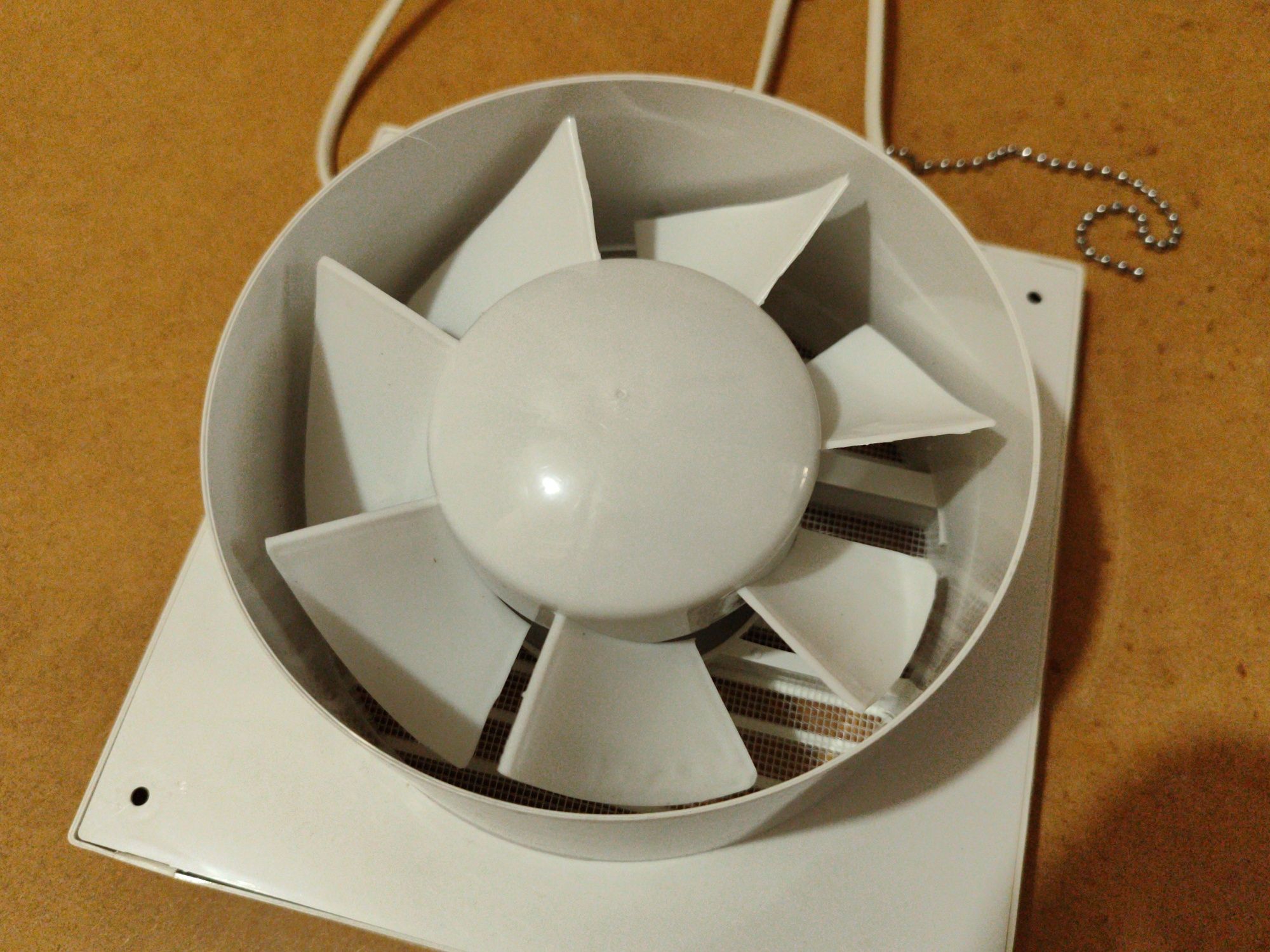 Вытяжной вентилятор 150 мм